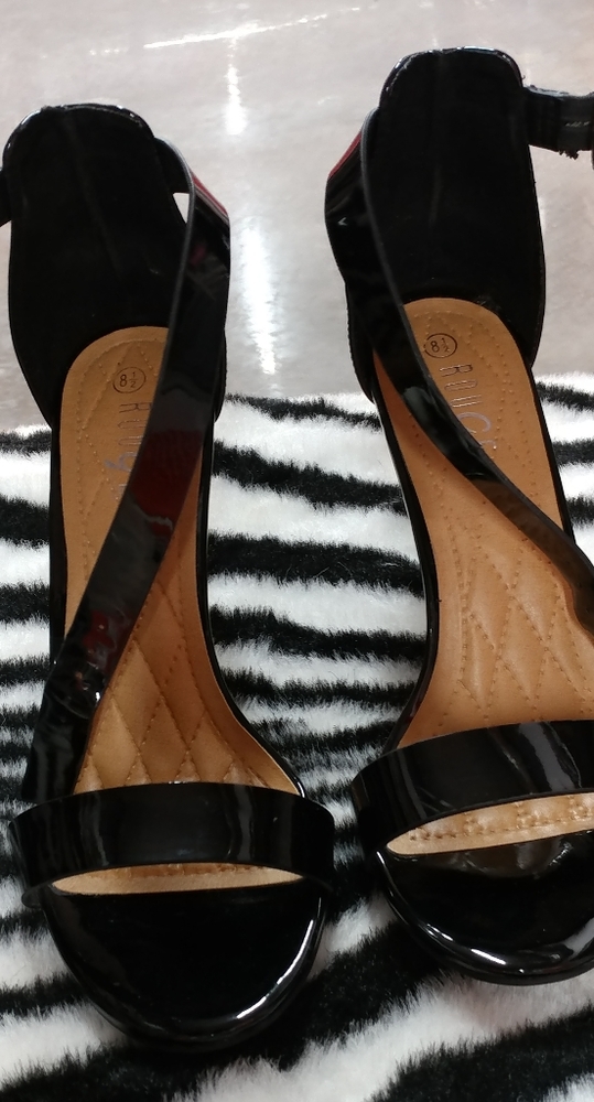 1 Pair Black Pat Leather Rouge women's Size 8.5